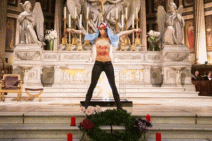 01_Eloïse Bouton urine aux pieds de l'autel de l'Eglise de la Madeleine