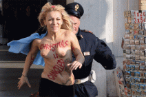 03_Inna Sevchenko en mission au Vatican pour perturber la Messe de Noël papale