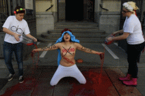 06_Eglise San Manuel et San Benito de Madrid : une femen arrosée de sang de veau