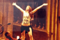 07_cathedrale de cologne : une femen monte sur l'autel où est célébrée la messe de minuit